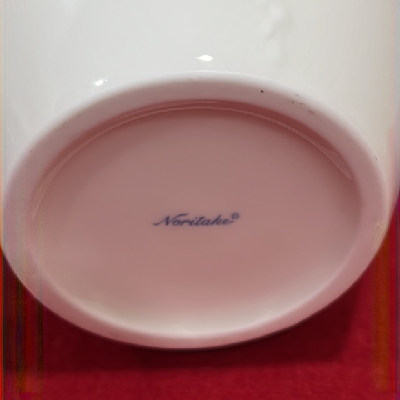 Noritake ivory colored 5” bud vase vine leaf embedded and embossed - Picture 2 of 4